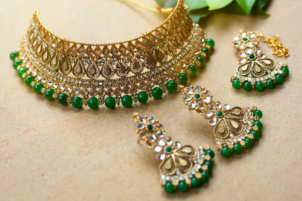unsplash_5gsOt82h6jM_ethnic necklace set.webp