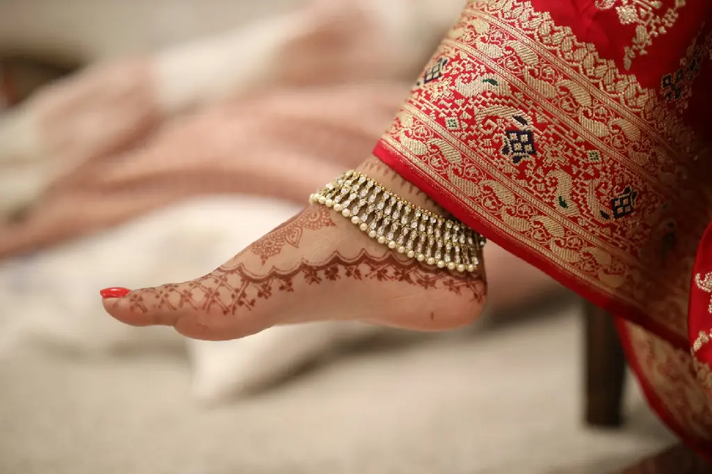 unsplash_jnWaBBjOtCw_ethnic anklets.webp